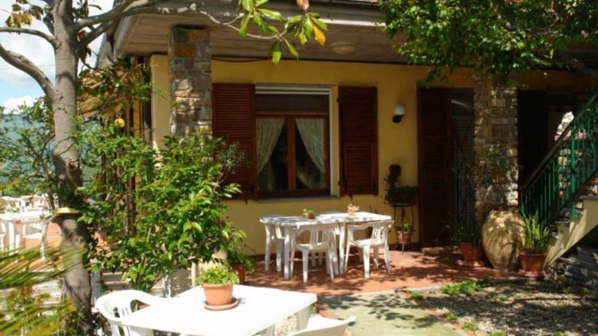 Torria Apartment | L'Ulivo di Sempre Bianco. Quietly located apartment at Torria, an old olive-growing mountain village
