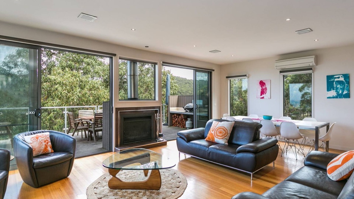 Lorne House | L'VISTA LORNE - Peaceful Location, Luxury Family Holiday House Adjoining Forest.