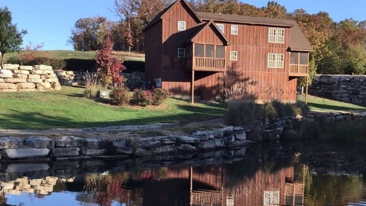 Reeds Spring Cabin | L119-C, 4 Br Lakefront Cabin, Pets, Fishing, Pool, Plygnd, Fun, Nr Silver Dollar