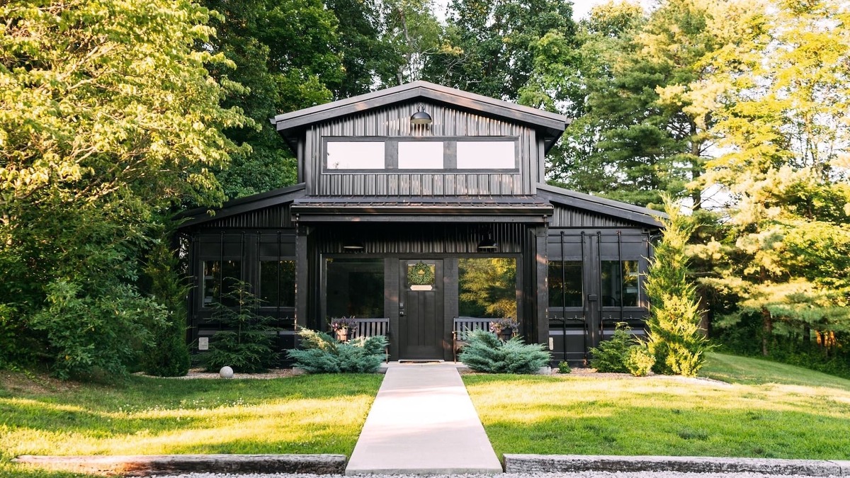 Logan Cabin | L3nee's Lay-Up by Creative Cabins