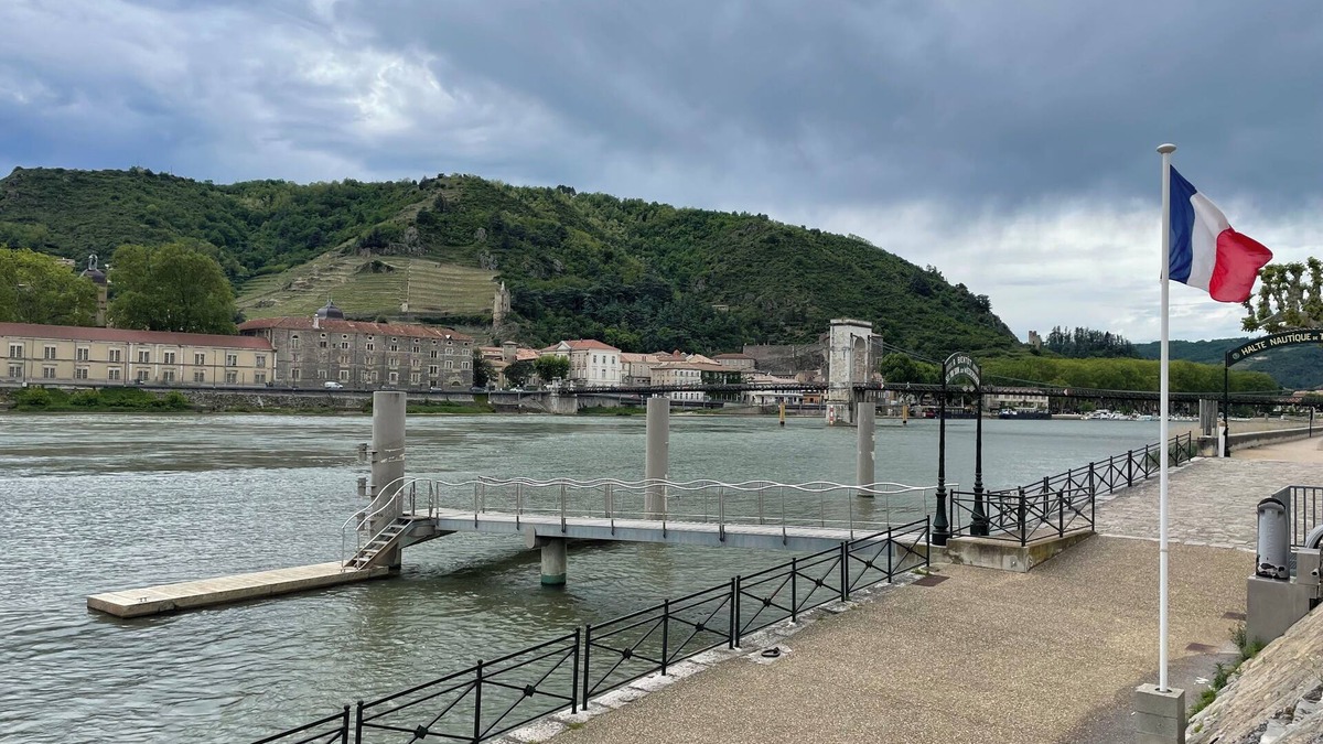 Tournon-sur-Rhone House | La Batellerie, view of the Rhône