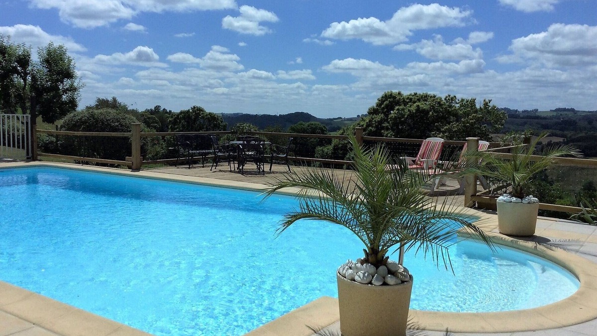 Junhac Apartment | la Belle Châtaigne (Sleeps 4) 2 Bedrooms with 2 shower rooms one with ensuite