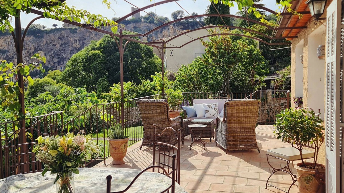 Cotignac Ski Chalet | La Belle Etoile : private garden and terrace with exceptional setting