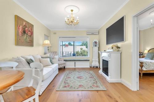 Unley Apartment | La Belle Fleur - Vintage Stay near Parklands & CBD
