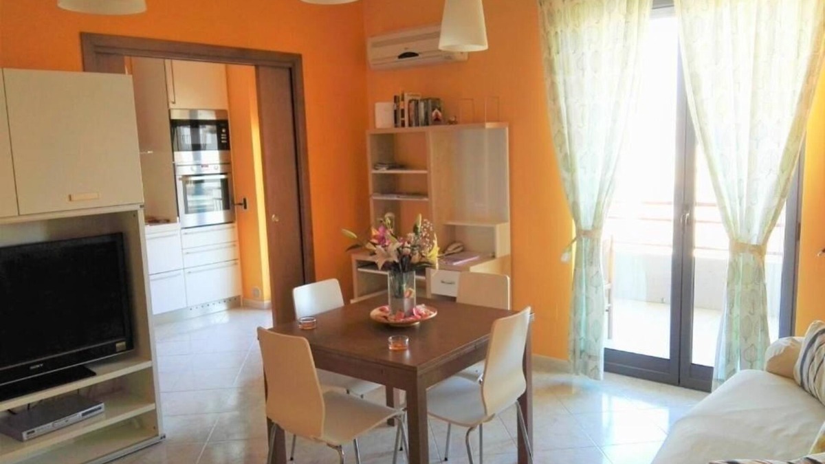 Municipio 4 Apartment | LA BOMBONIERA WITH PRIVATE PARKING AND WI-FI (CIN: IT072006C200033578)
