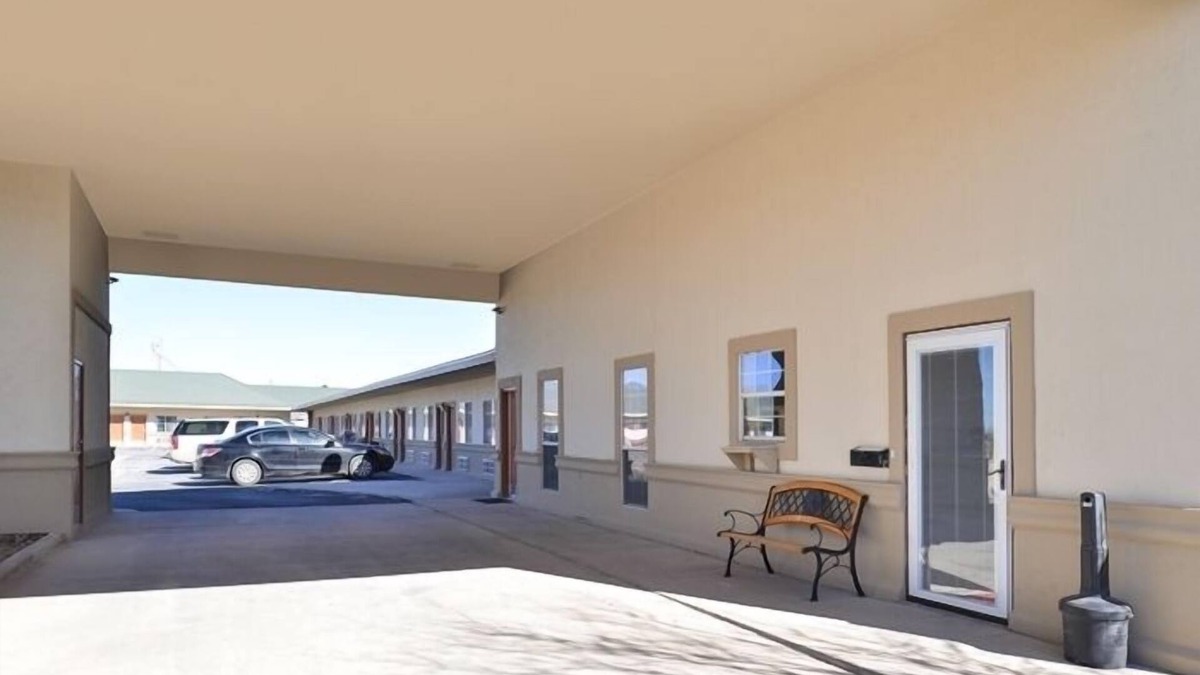 Girvin Hotel | La Bonita Inn And Suites