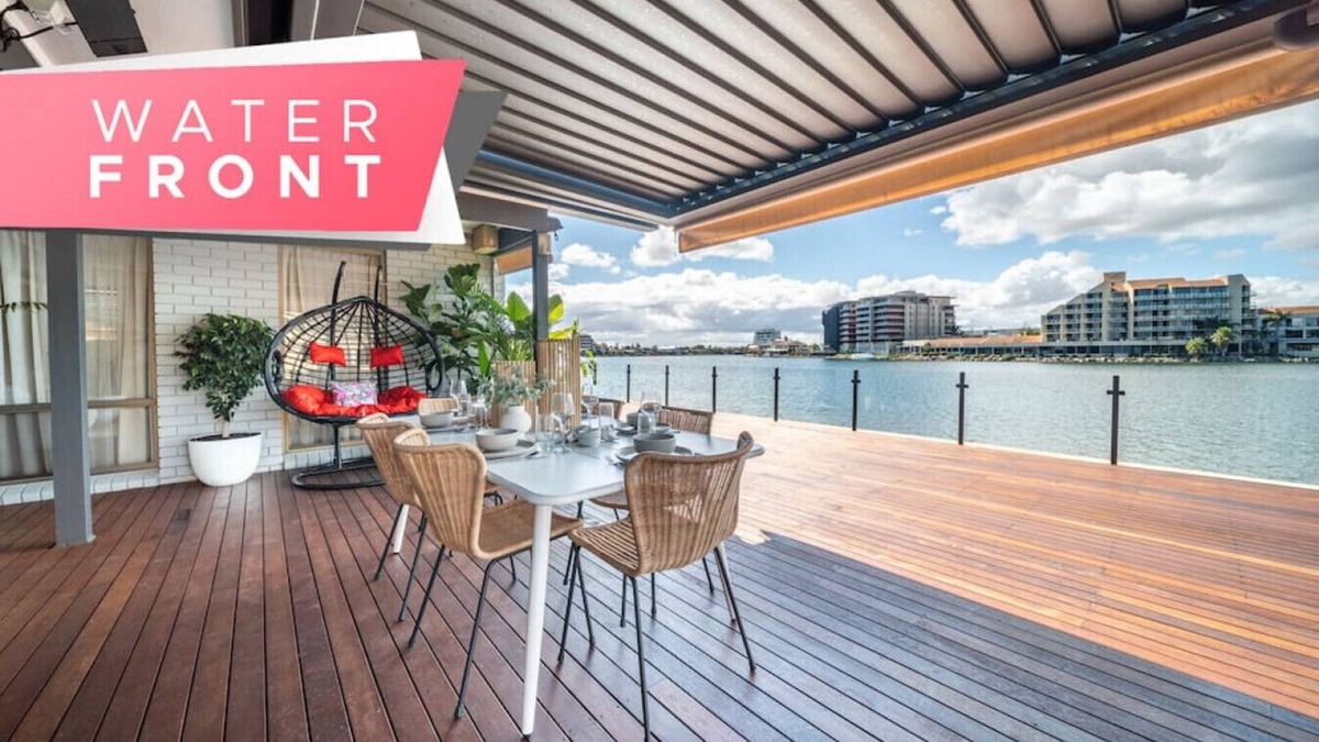 Tennyson House | La Brisa - Waterfront Family Home, Beach, WiFi