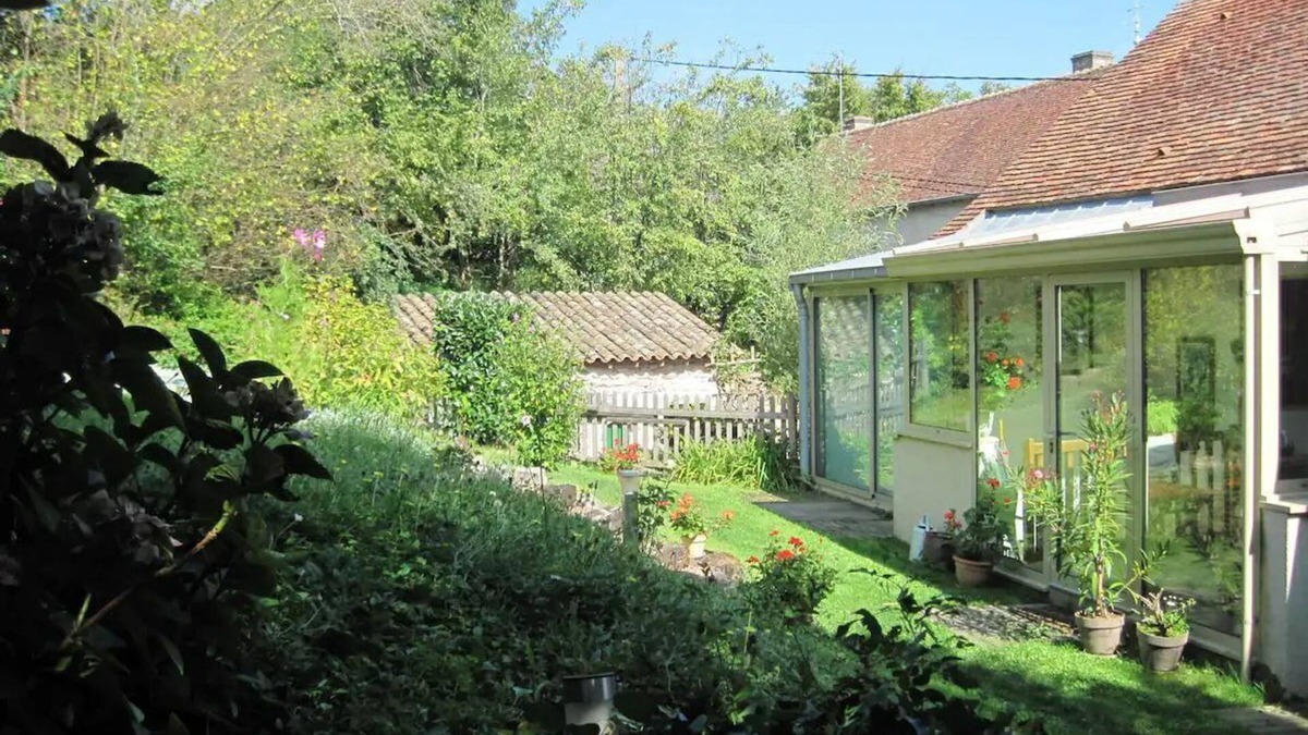Chatel-Moron House | La Buissonnière in South Burgundy: whole house with swimming pool