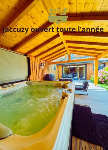 La Celle-sous-Gouzon Villa | La Bulle Médocaine villa élégante avec jaccuzy privé