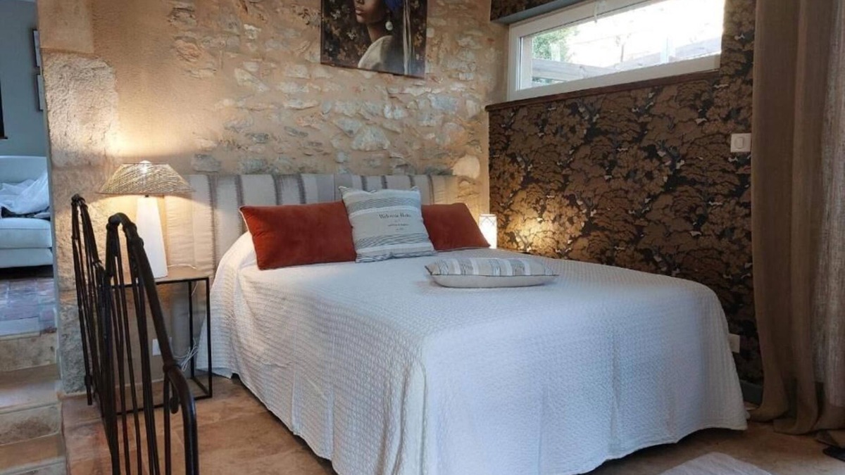 Bruniquel Apartment | La Cachette des Amoureux, Charming Stone House with Jacuzzi