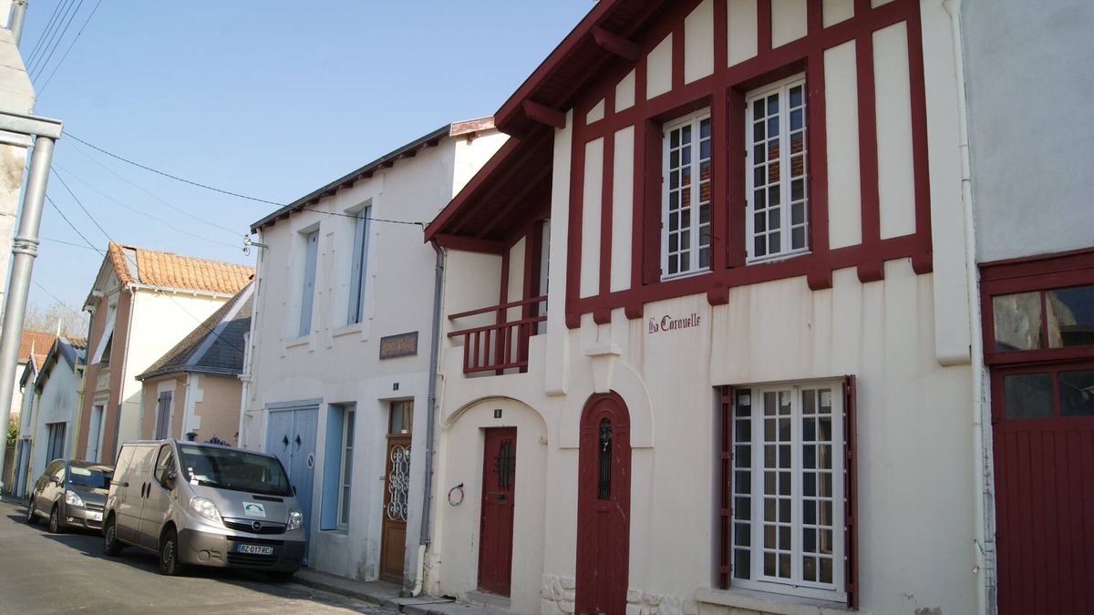 Quartier du Casino Apartment | LA CARAVELLE 3 5 MINUTES FROM THE SEA, CENTER 1ST FLOOR THROUGH TERRACE