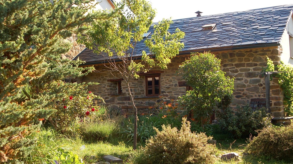 Villar de las Traviesas Cottage | La Caricia - Cozy country house with large garden in a quiet natural setting