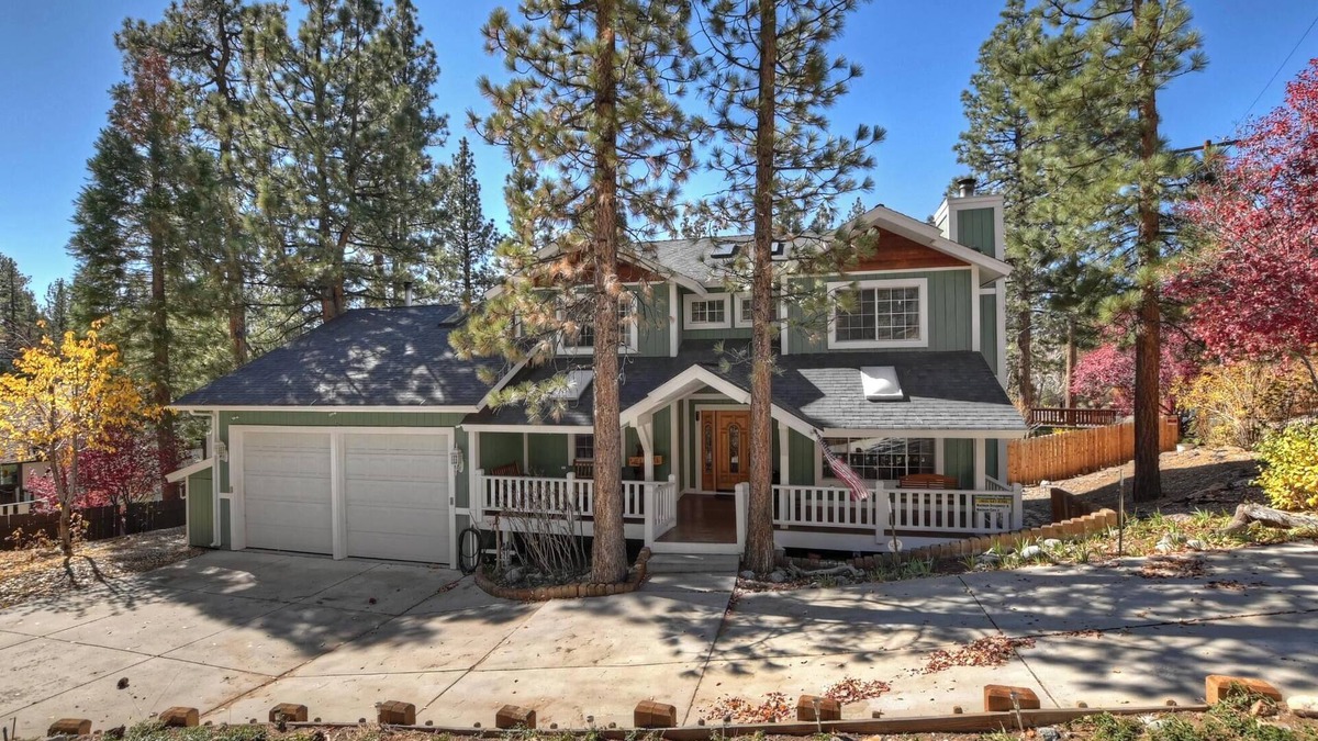 Whispering Forest Cabin | La Casa Bella by Destination Big Bear : Pool Table! Pinball! Hot Tub! Propane BBQ! Log Furnishings! WiFi!