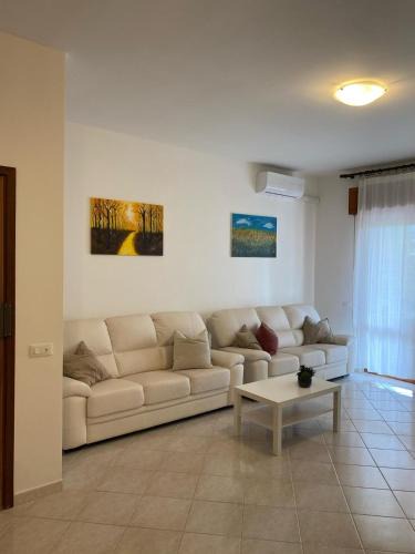 Zona XXXIII Acilia Sud Apartment | La Casa di Carlotta e Camilla
