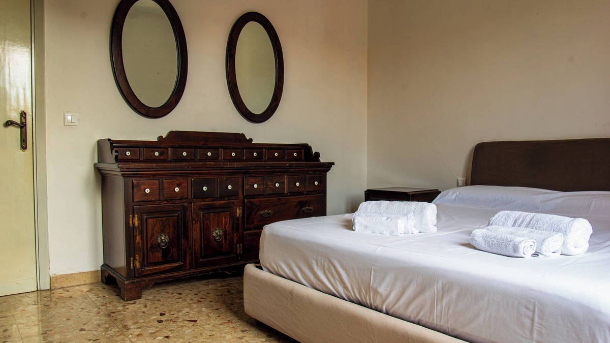 Jesi Apartment | La casa di Mina - Two Bedroom Apartment, Sleeps 4