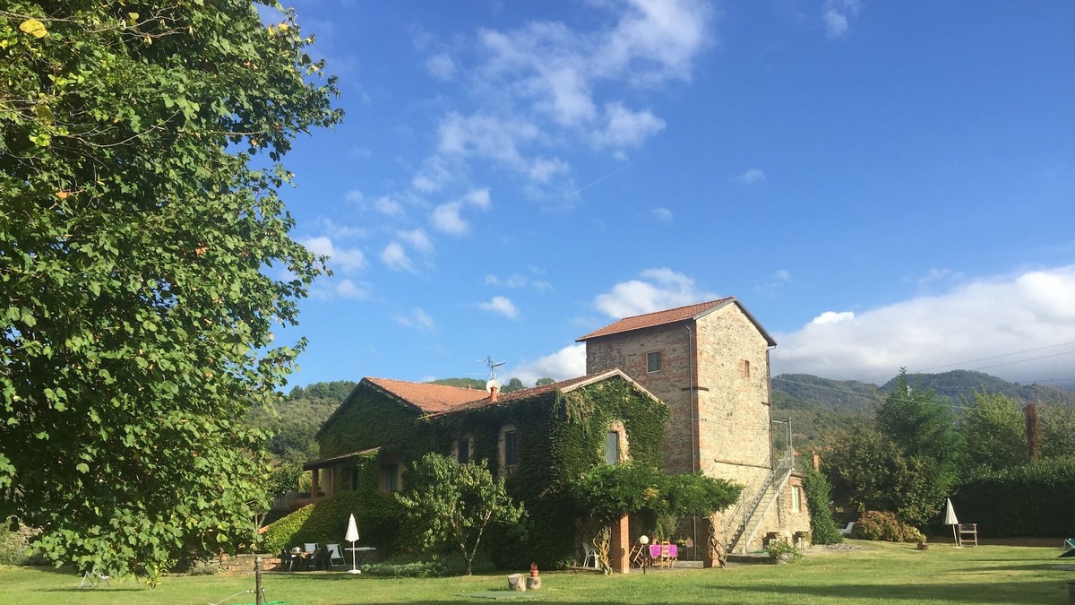 Filattiera Villa | La Casatorre di Ponticello. Casale di campagna con ampio giardino e piscina
