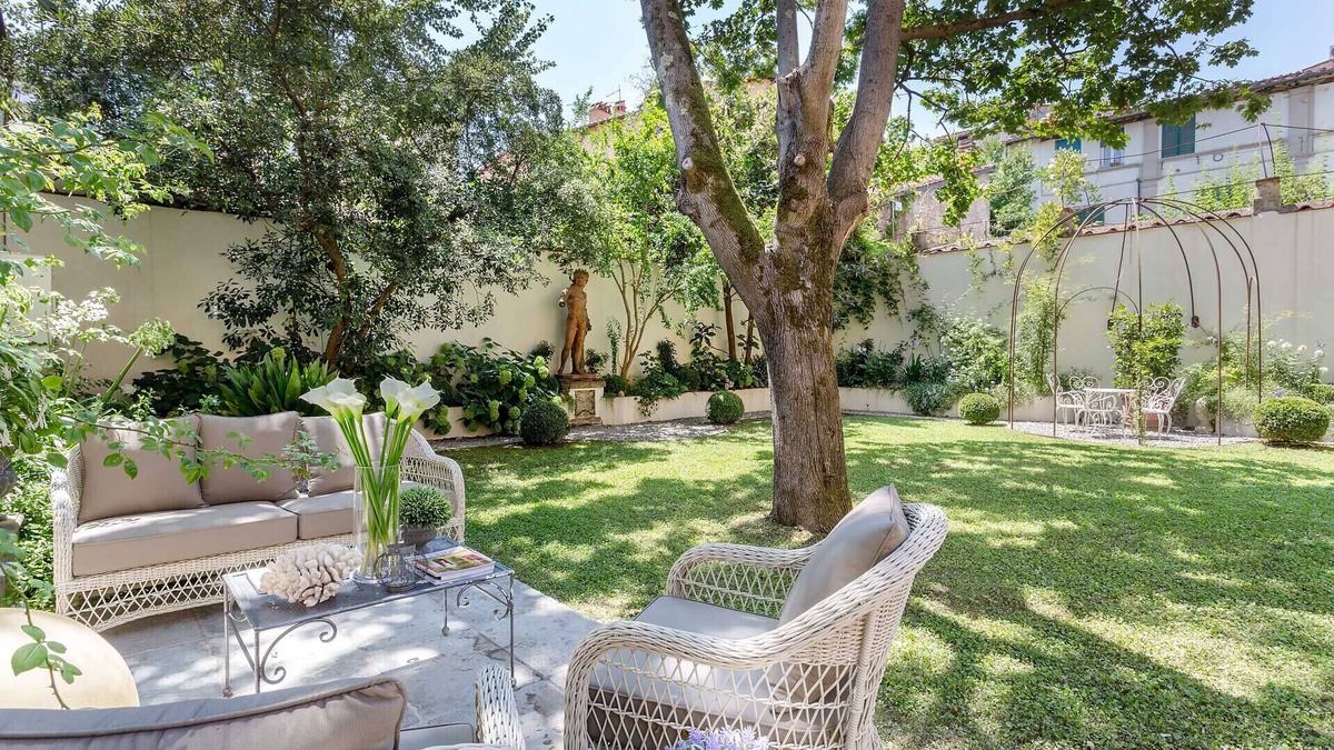 Lucca Historical Center Apartment | LA CASINA Luxury Home inside the Walls of Lucca with Garden, A/c, Wifi