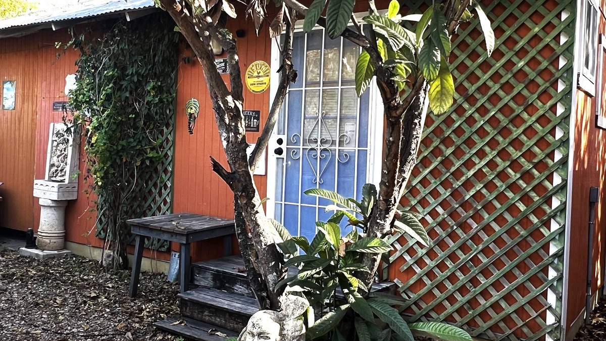 Holly House | LA CASITA ON EAST 7TH STREET