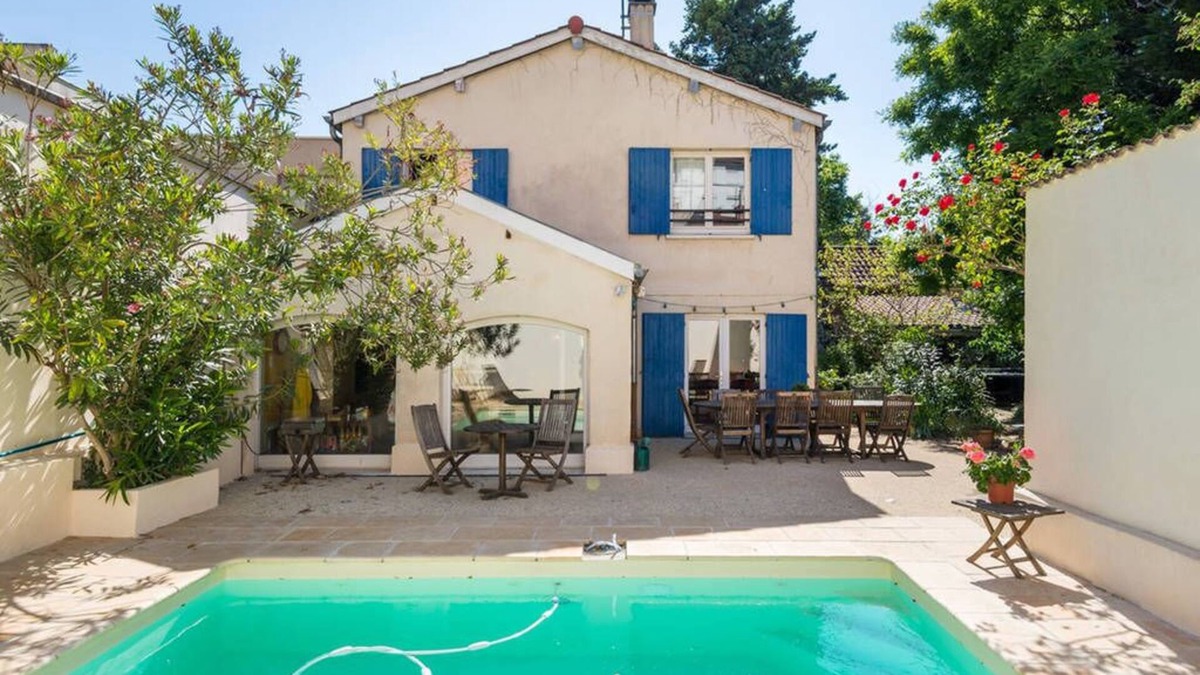 3rd Arrondissement House | "La Cerisaie" a country house in the city