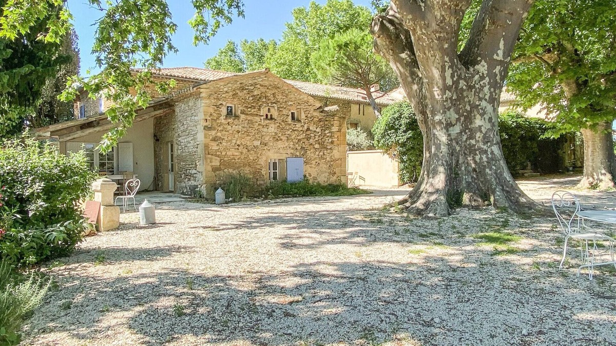 Valreas Cottage | La Chapelle, gîte with heated pool in Provence