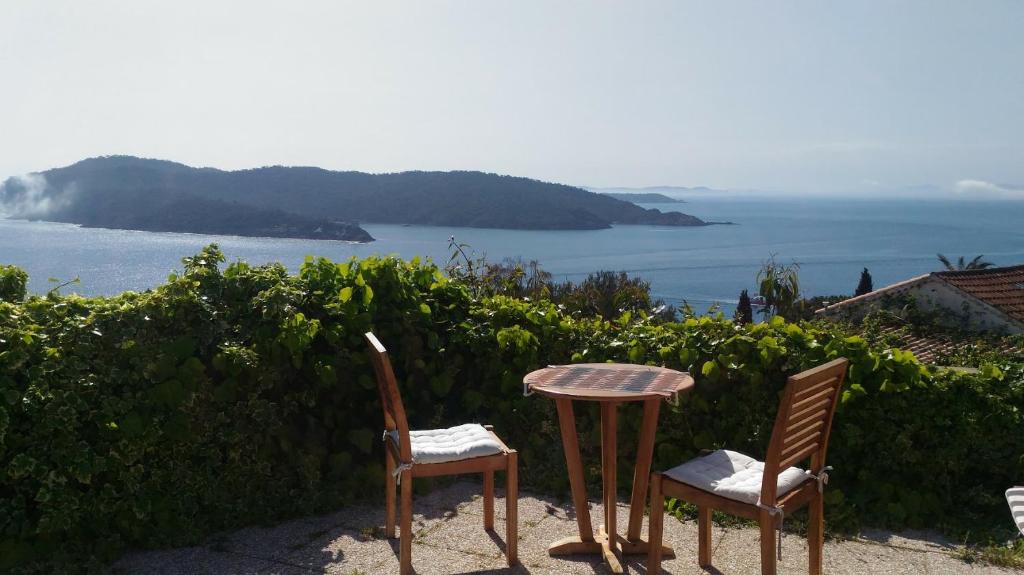 Ile du Levant Apartment | La Coccinelle