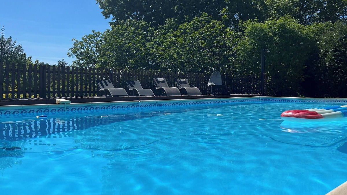 Bellon Cottage | La Colline de Tilleul - Stunning cottage with pool near Aubeterre 4* Star Rated!