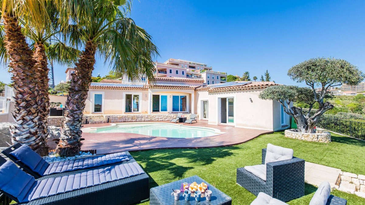 Saint Pierre de Feric Villa | LA CORNICHE D'ARGENT VI4136 by RIVIERA HOLIDAY HOM