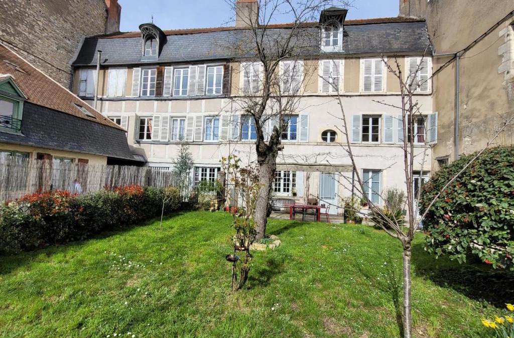 La Charite-sur-Loire Bed & Breakfast | La Cour du Château