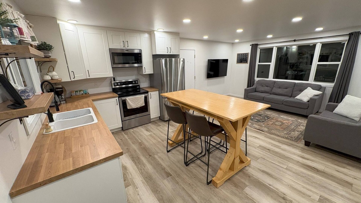 La Crete House | La Crete Guest House