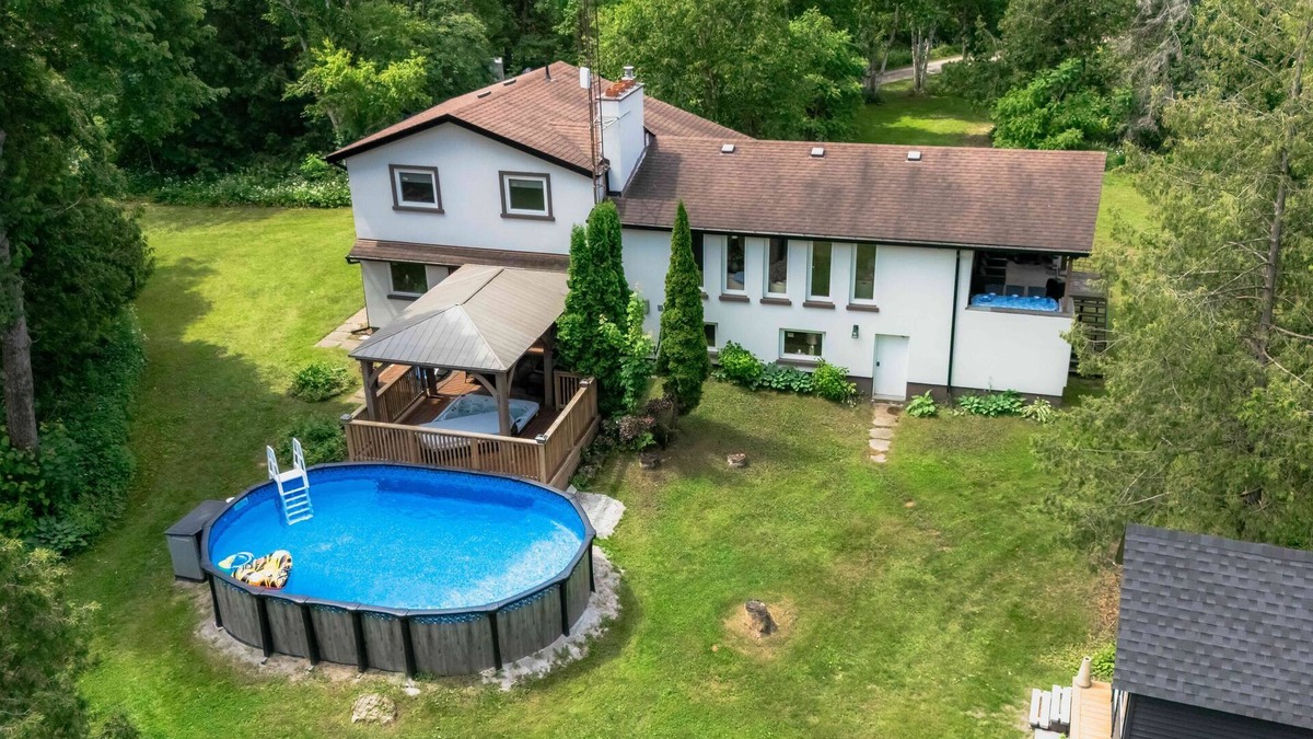 Cookstown Cottage | La Datcha Cottage-Hot Tub, Sauna, Swimming Pool, 20 Wooded Acres of Grassland
