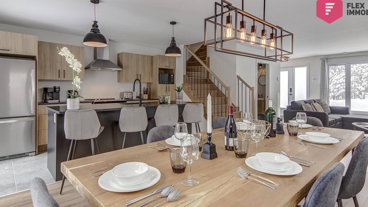 Pont-Rouge Ski Chalet | ⭐ La Fleur Urbaine de Portneuf 🌹 2.5 bathrooms, Hot tub, Sauna and Pool ⭐