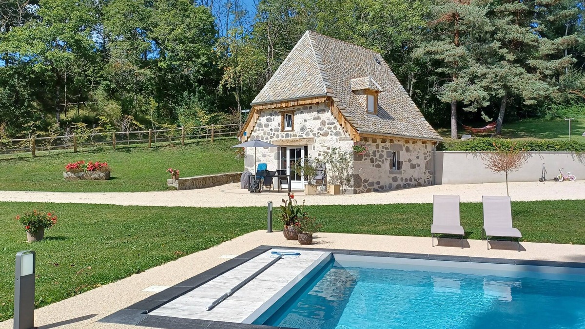 Cros-de-Ronesque House | La Fourniou de Ju'Lou is a pet-friendly gîte in the heart of the Carladès region!
