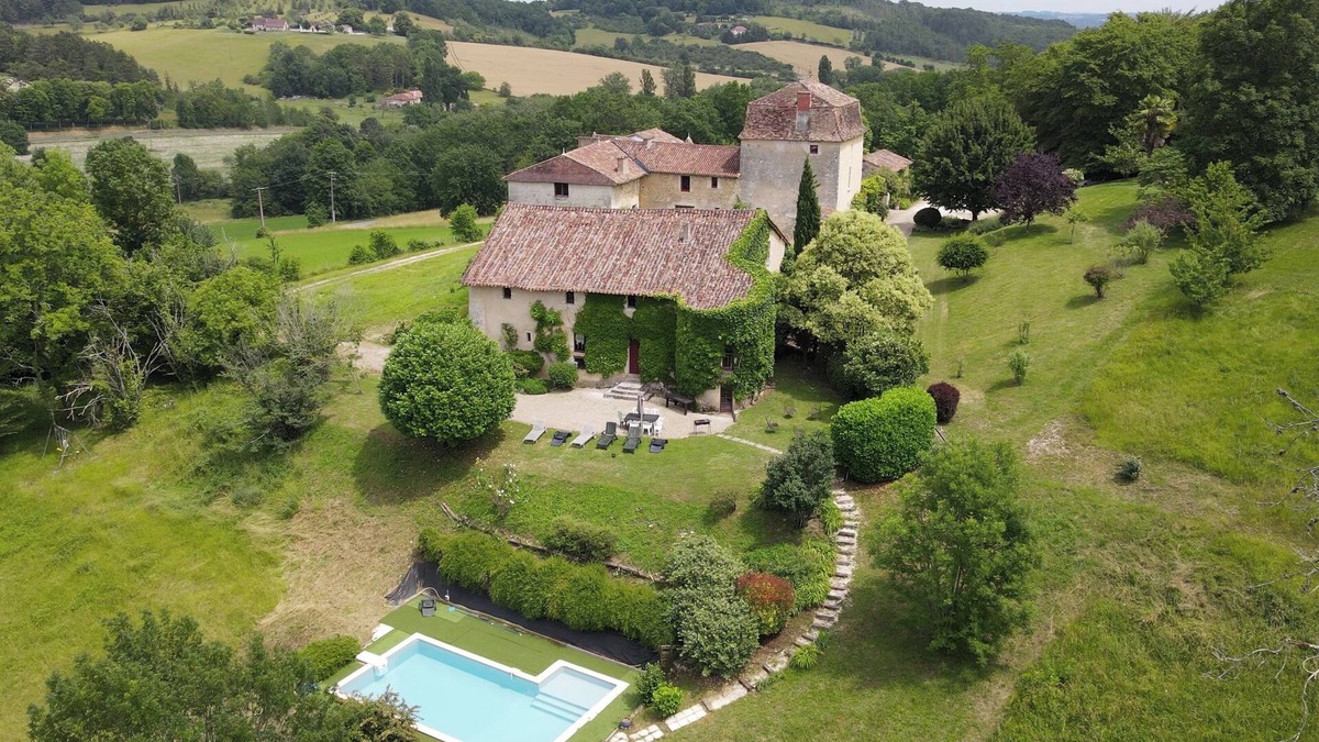 Leguillac-de-l'Auche Other | La Guest House du Château le But