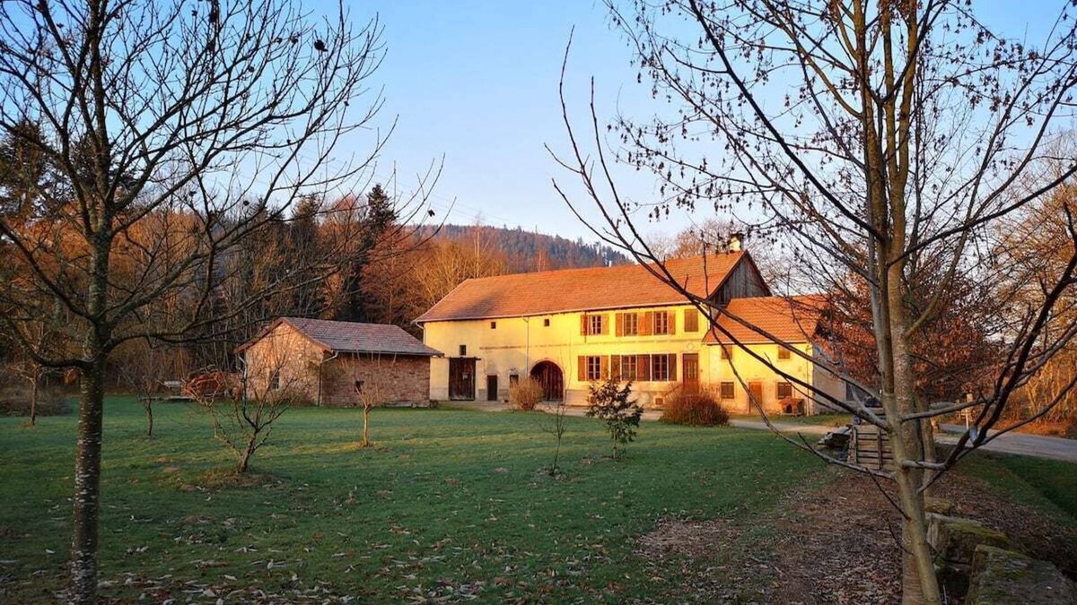 La Houssiere House | La Houssière House in the countryside. Ideal for families and friends. Pets welcome.