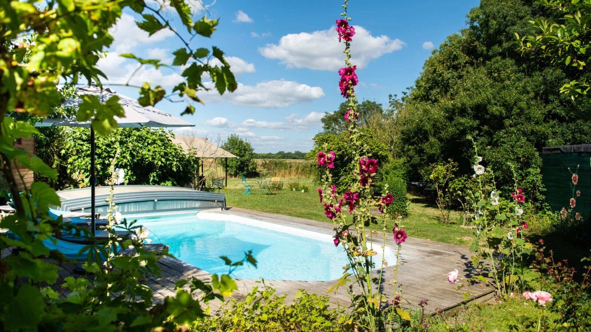 Le Gue-d'Allere Hotel | La Jolie Longère Fleurie