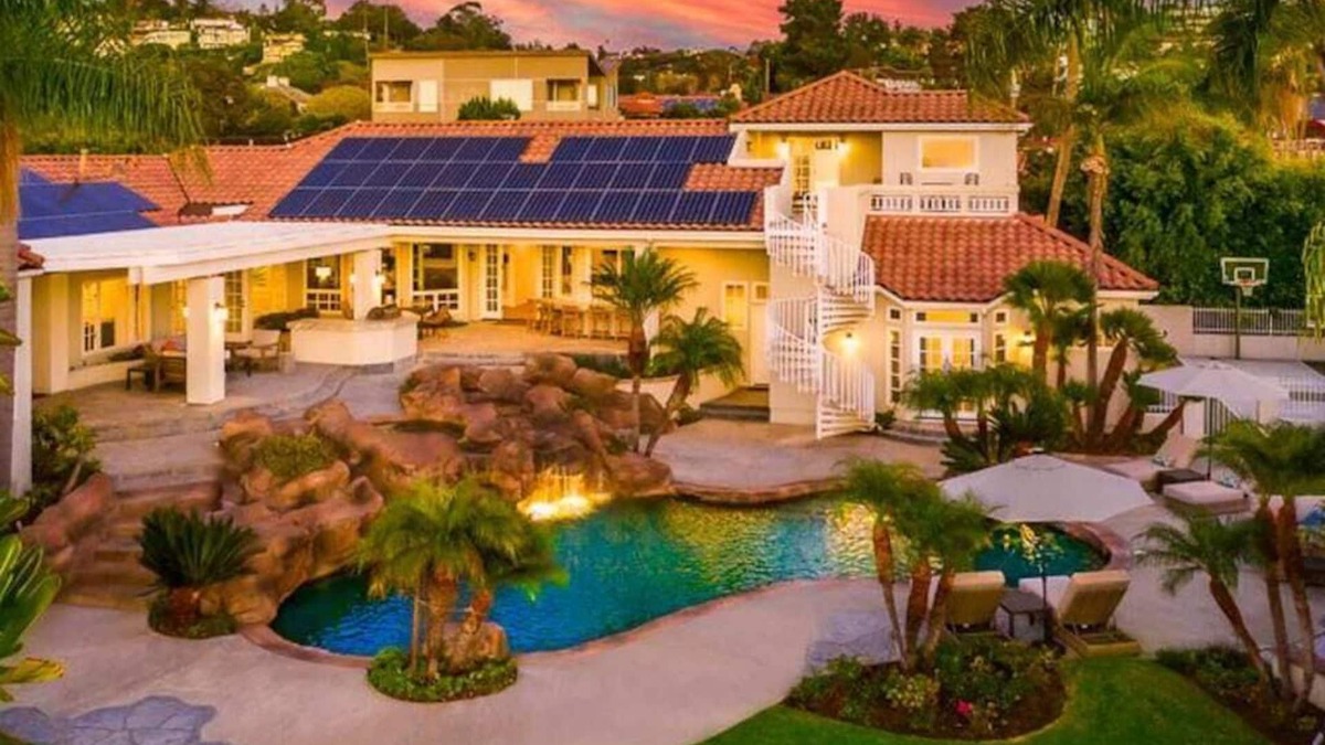 Country Club House | La Jolla Lifestyle With Private Pool, Spa, and Sport Court