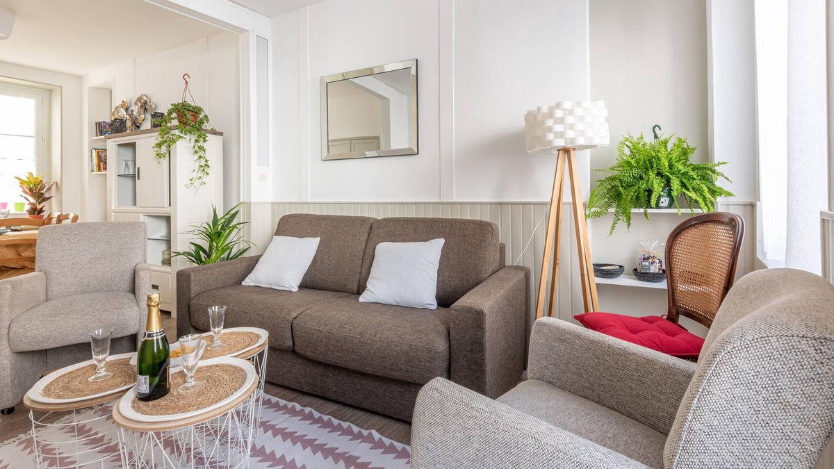 Carentan House | La Jonquille - Three Bedroom House, Sleeps 8