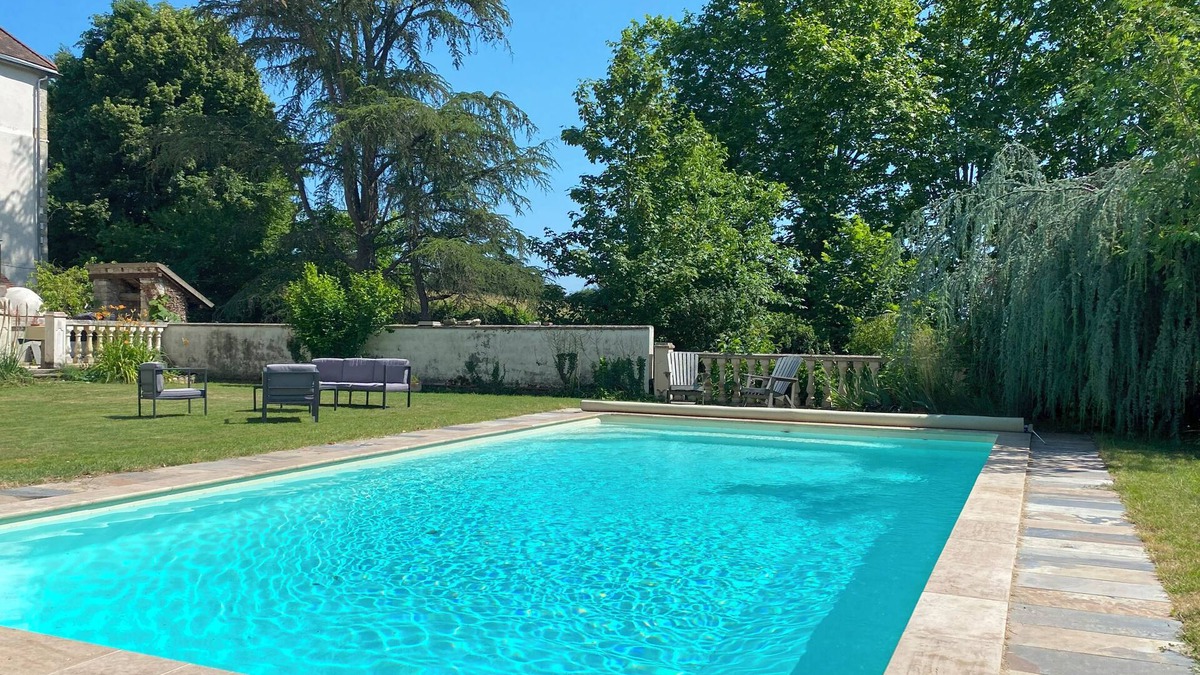 Cusset House | La Lodge 4-bedroom house in château courtyard, Pool, WiFi, AC, near Vichy