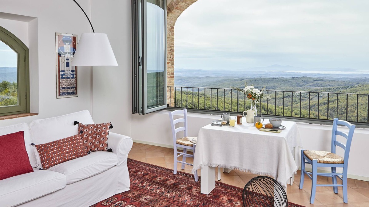 Rosennano Apartment | LA LOGGIA. HOUSE WITH STUNNING VIEW ABOVE THE CHIANTI REGION AND PANORAMIC POOL