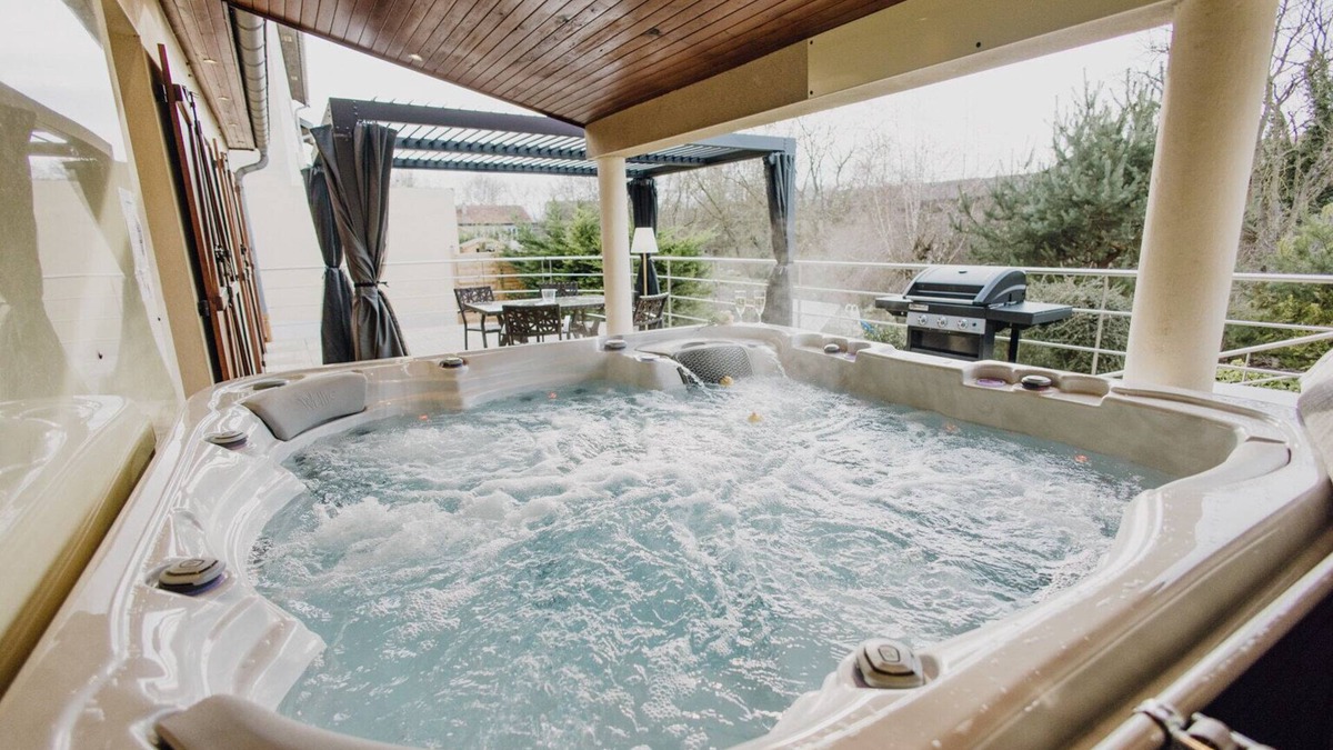 Lupcourt House | "La Loupiote - Gîte Éclairé" Maison de Village Proche Nancy Avec Grand Jacuzzi !