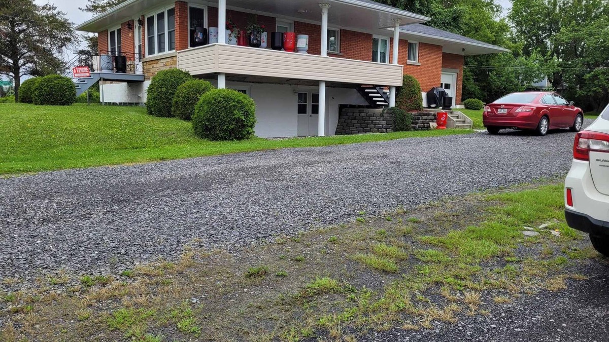 Frontenac Apartment | La Madeleine, Appartement Rez-de-Jardin parfait pour travail ou loisir.