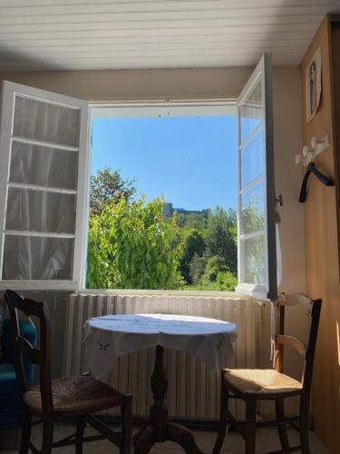 Sauveterre-la-Lemance Bed & Breakfast | La maison bleue