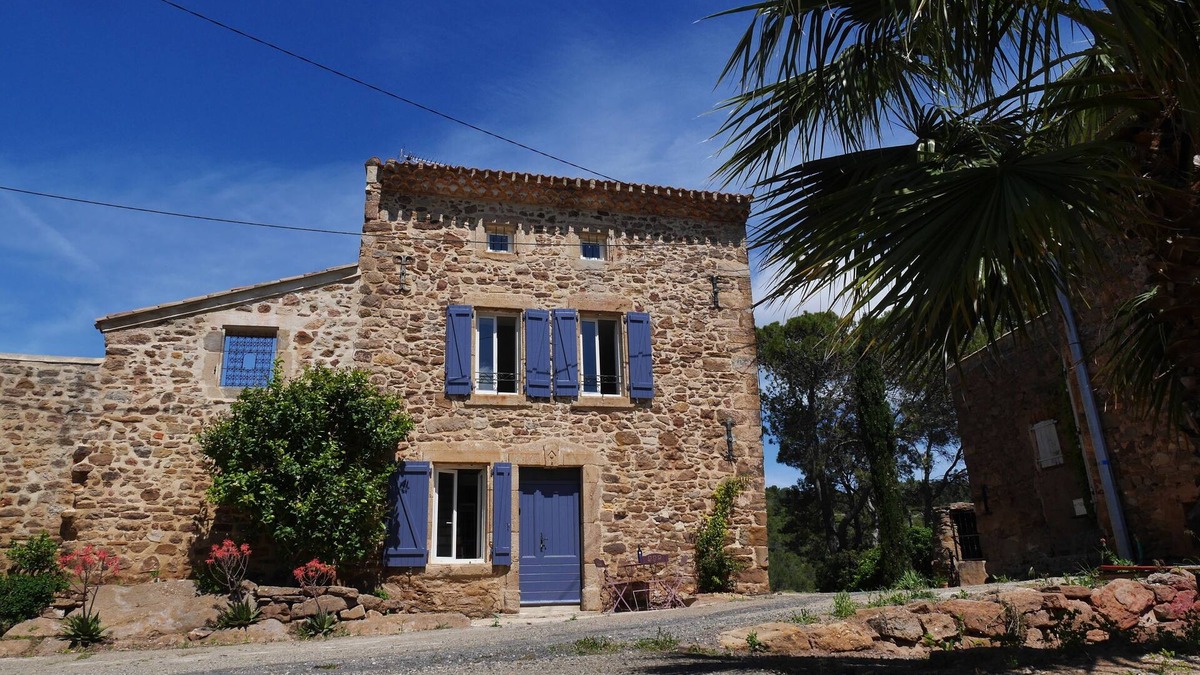 Quarante House | "La Maison Bleue" between vineyards and garrigue