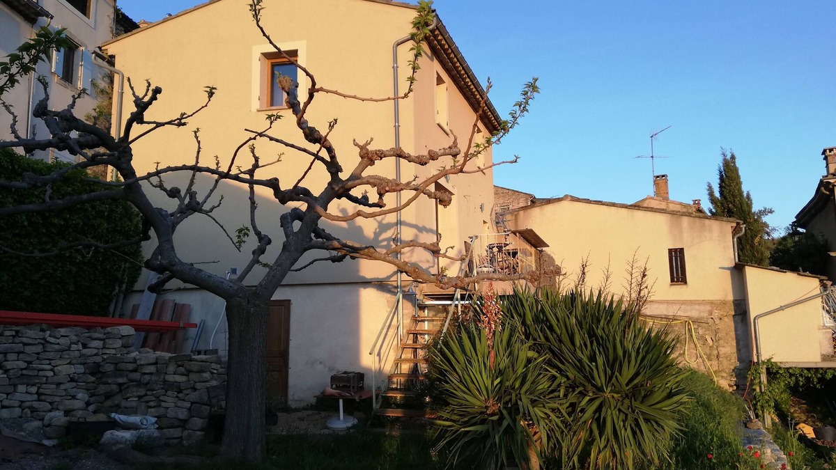 Saignon Villa | LA MAISON D'ETIENNE - breathtaking views, terrace, garden, quiet. In the heart of SAIGNON