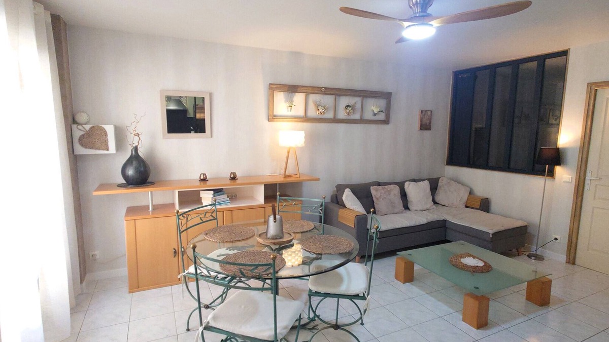 Meze Apartment | La Maison d'Isa Meze ground floor apartment 50m from the port and 150m from the beach classified 2 *.