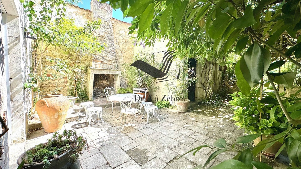 Rochefort House | La Maison de la Glycine - Located in the heart of town