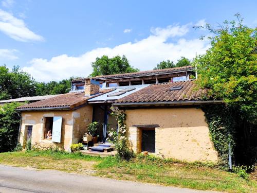 Cellefrouin House | La Maison des Forges, ancienne grange charentaise transformée en habitation atypique en lisière de forêt pour 10 personnes maximum