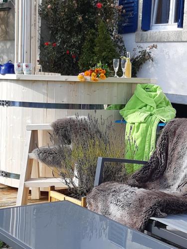 Les Fontenelles House | La maison horlogère , sauna extérieur , bain nordique au feu de bois et prêt de raquettes des neiges