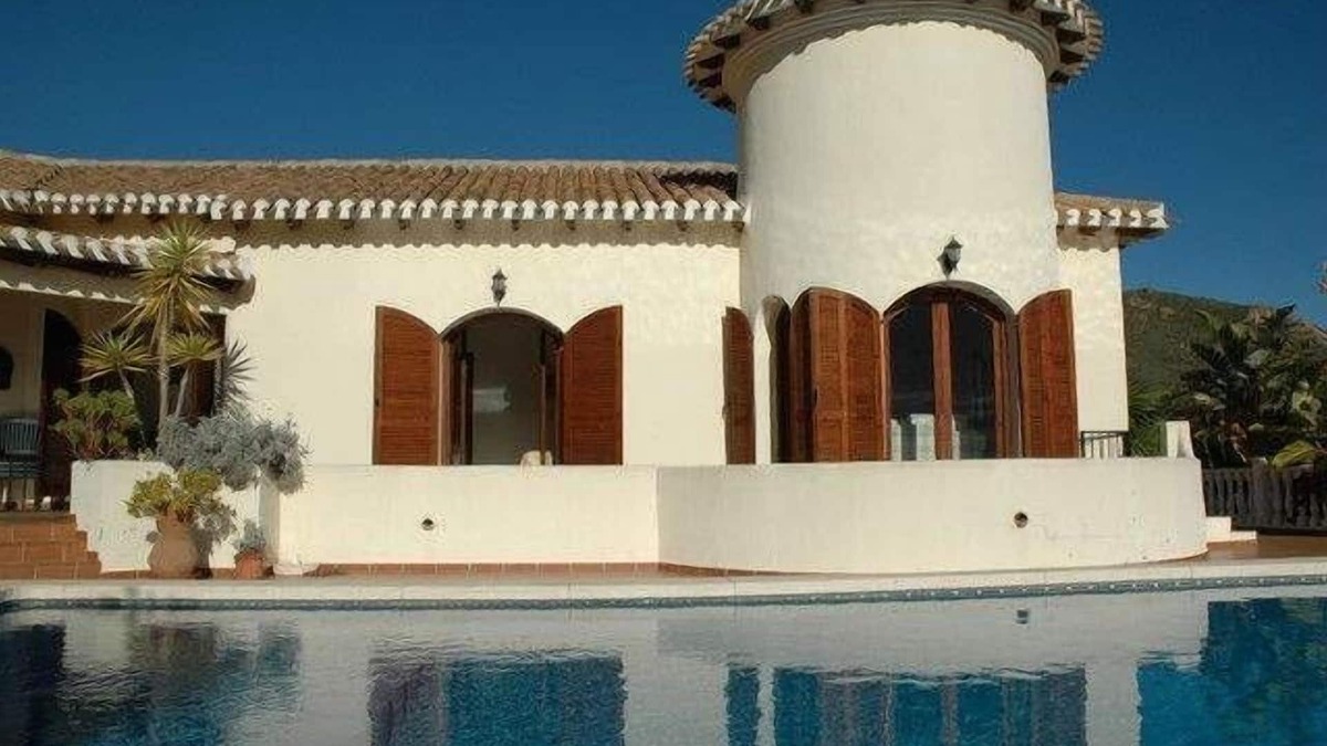 El Beal Villa | La Manga private villa with large private pool, large garden and stunning views.