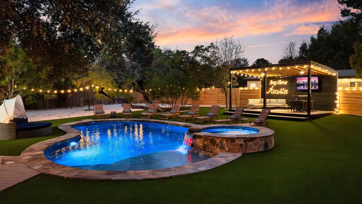 Flournoy Acres House | ~La Mariposa~ Best Backyard in Austin ~Sleeps 25